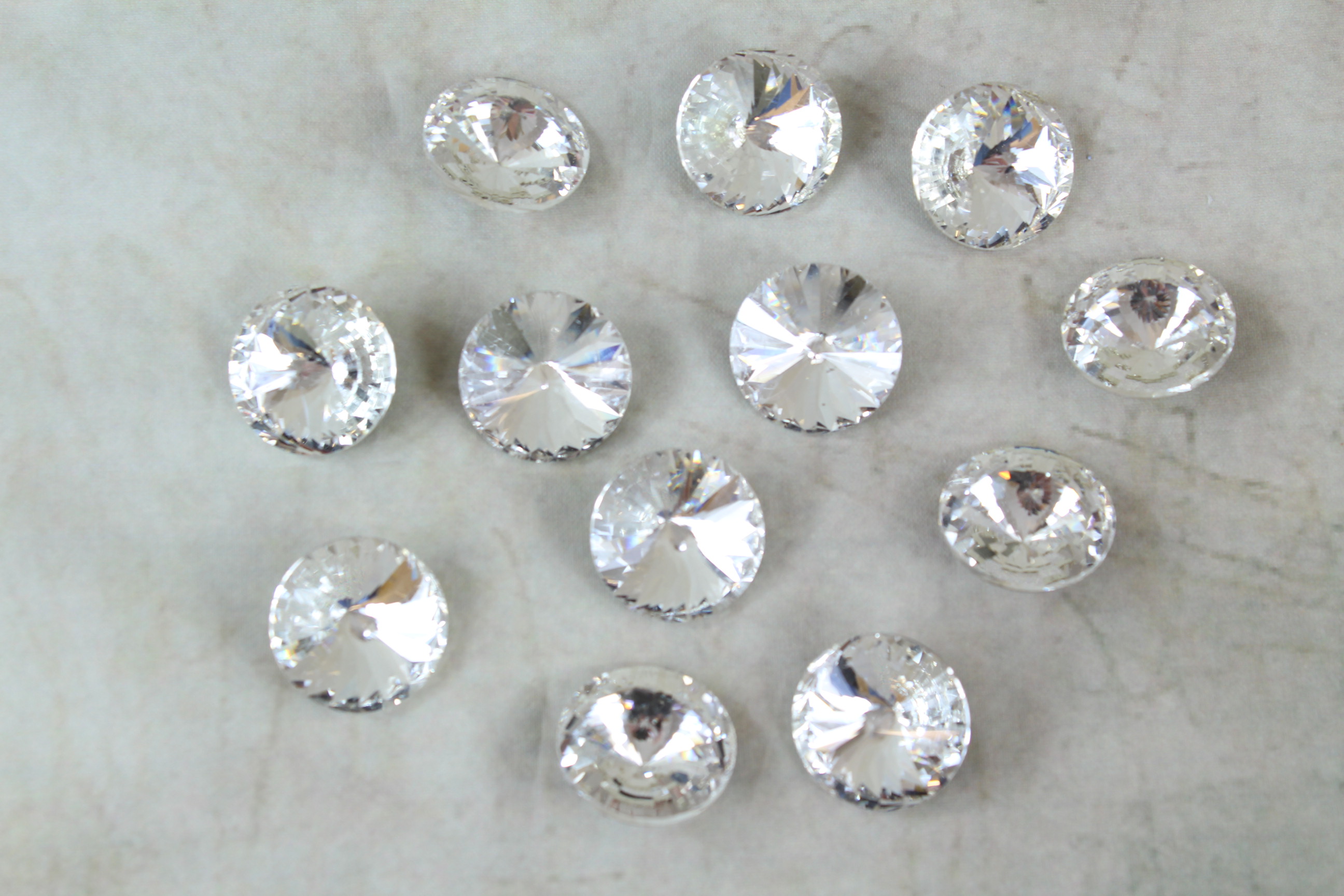 48 x 27mm Large Round Table Gems