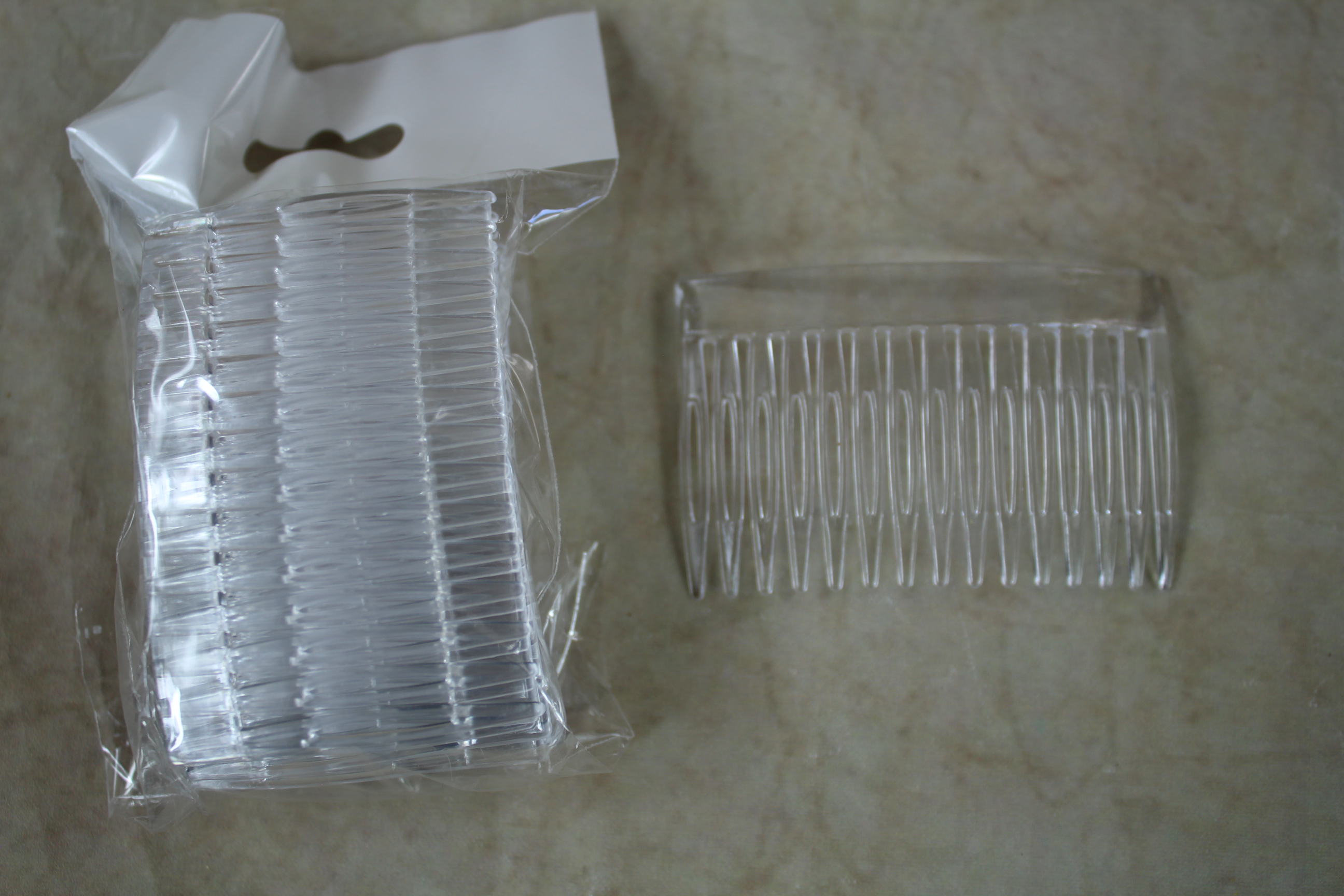 48 x 70x45mm clear plastic 15 tooth comb