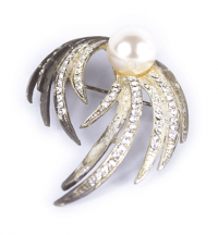 Pearl Mounted Feather Brooch​­ ​| Weddings & Flowercraft