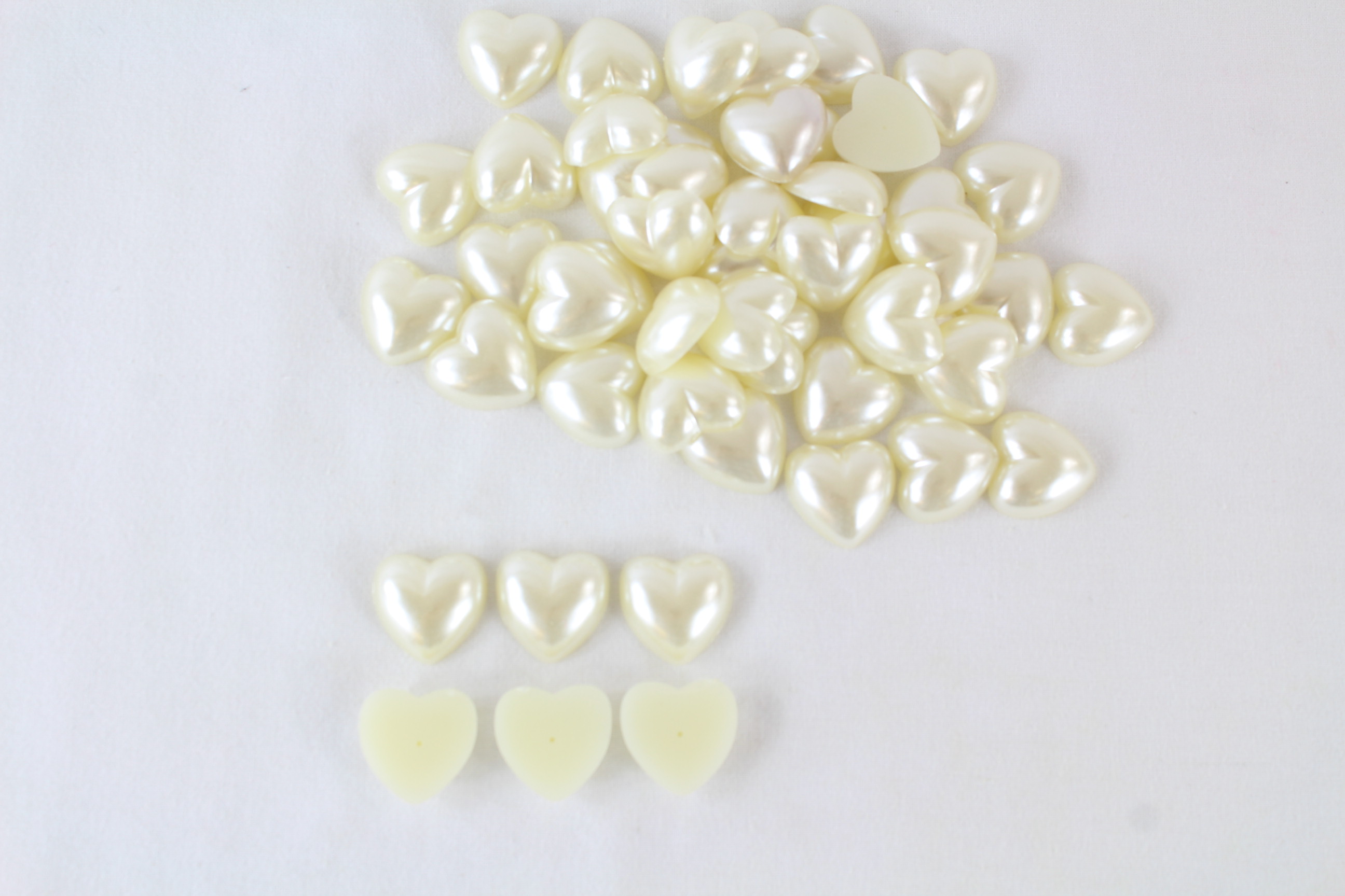 150 x 25mm Pearlised Scatter Hearts - BUY 3 PACKETS FOR THE PRICE OF 2!