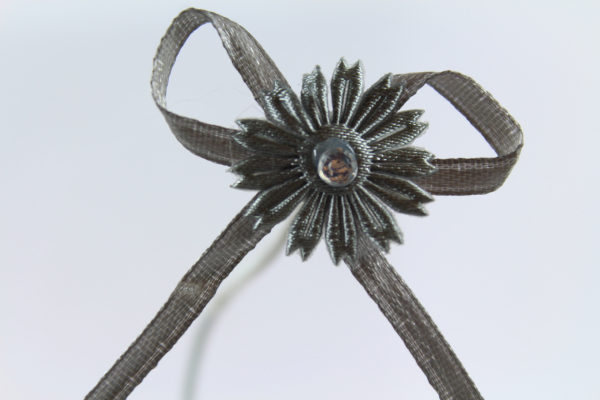 Our stunning silver daisy ribbon bow